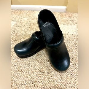 Dansko black leather Woman’s shoe